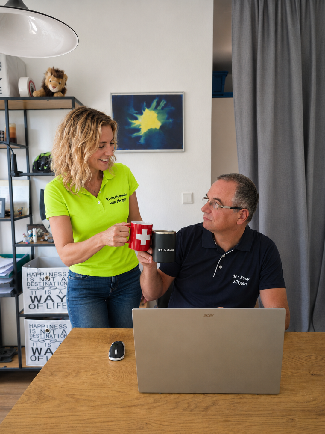 KI-Fotomontage: Alina und Jürgen stossen am Laptop mit ihren Kaffeetassen an