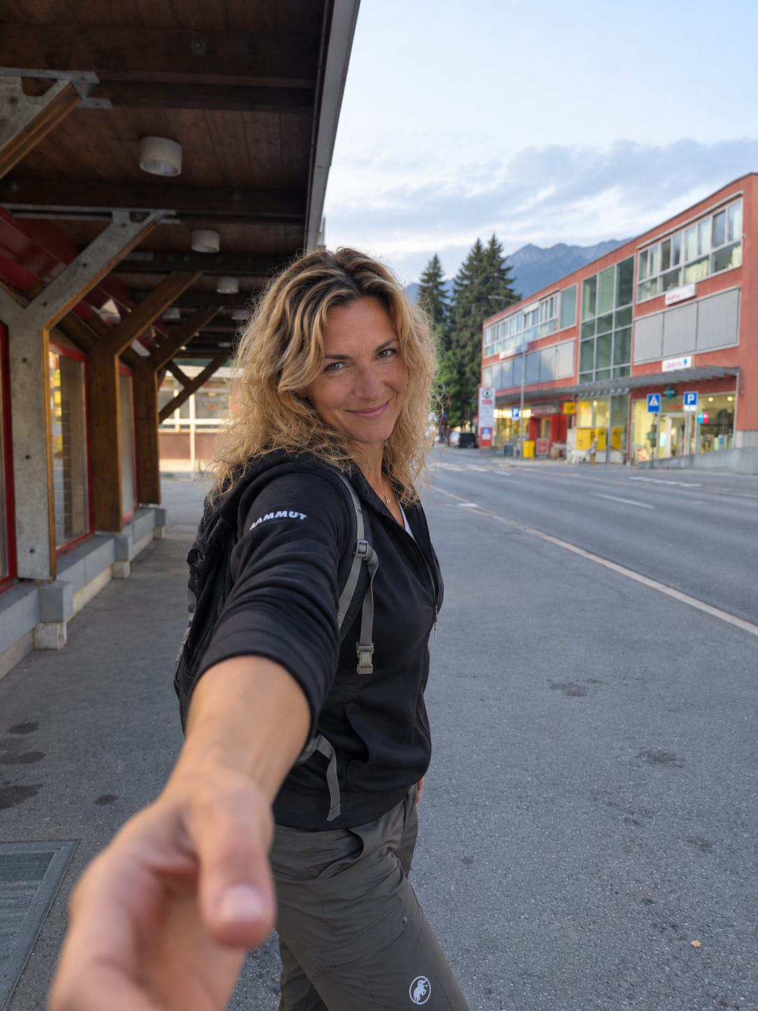 KI-Bild: Alina reicht beim Wandern die Hand