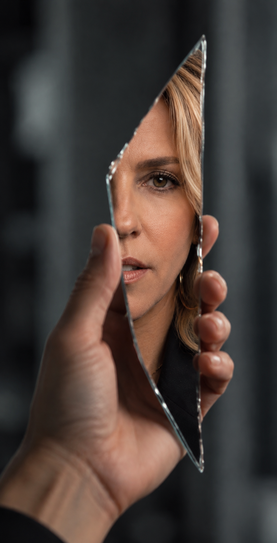 KI-Bild: Alinas Gesicht in einer Spiegelscherbe