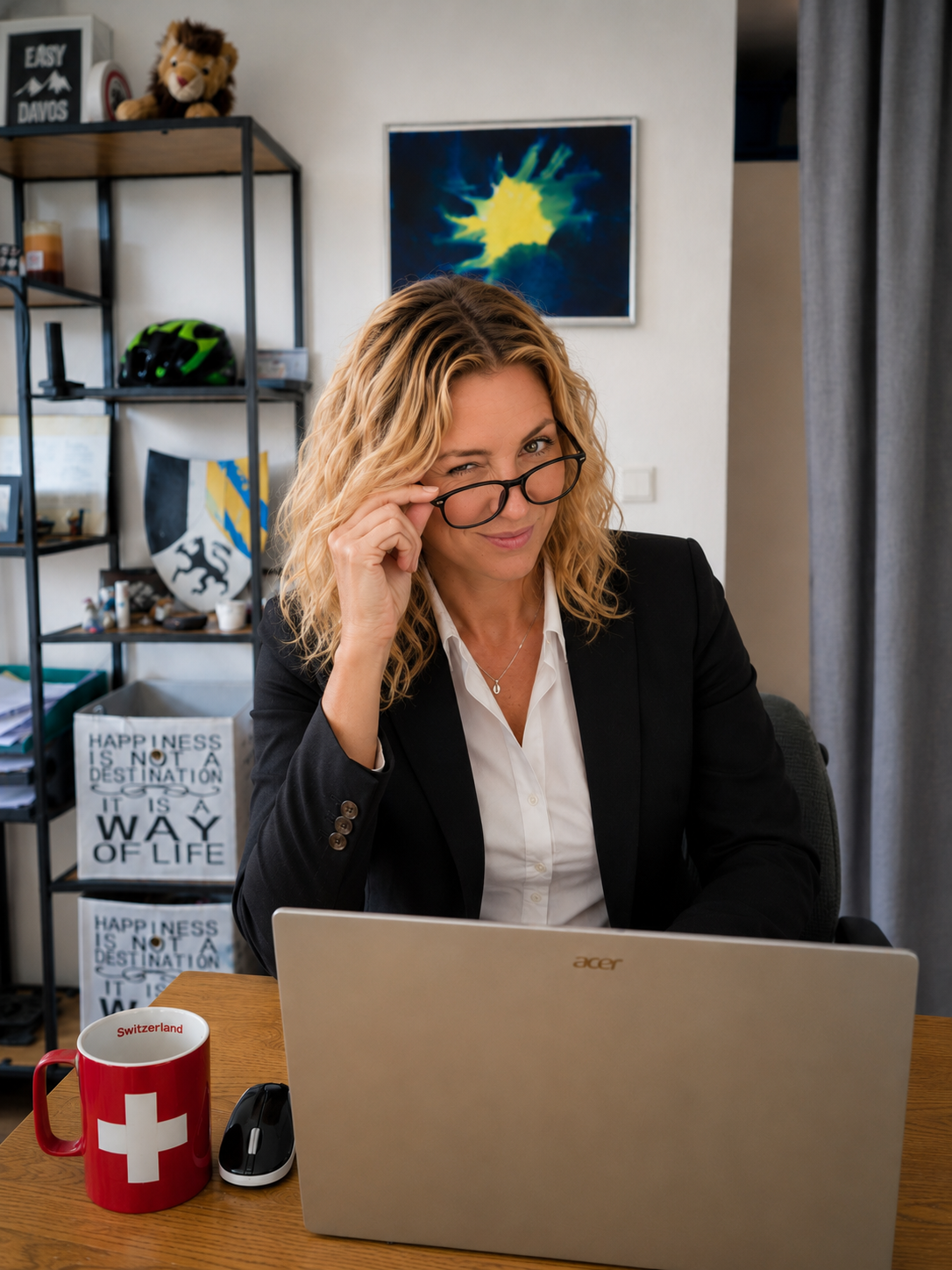 Alina am Laptop mit Brille und roter Schweiz-Tasse