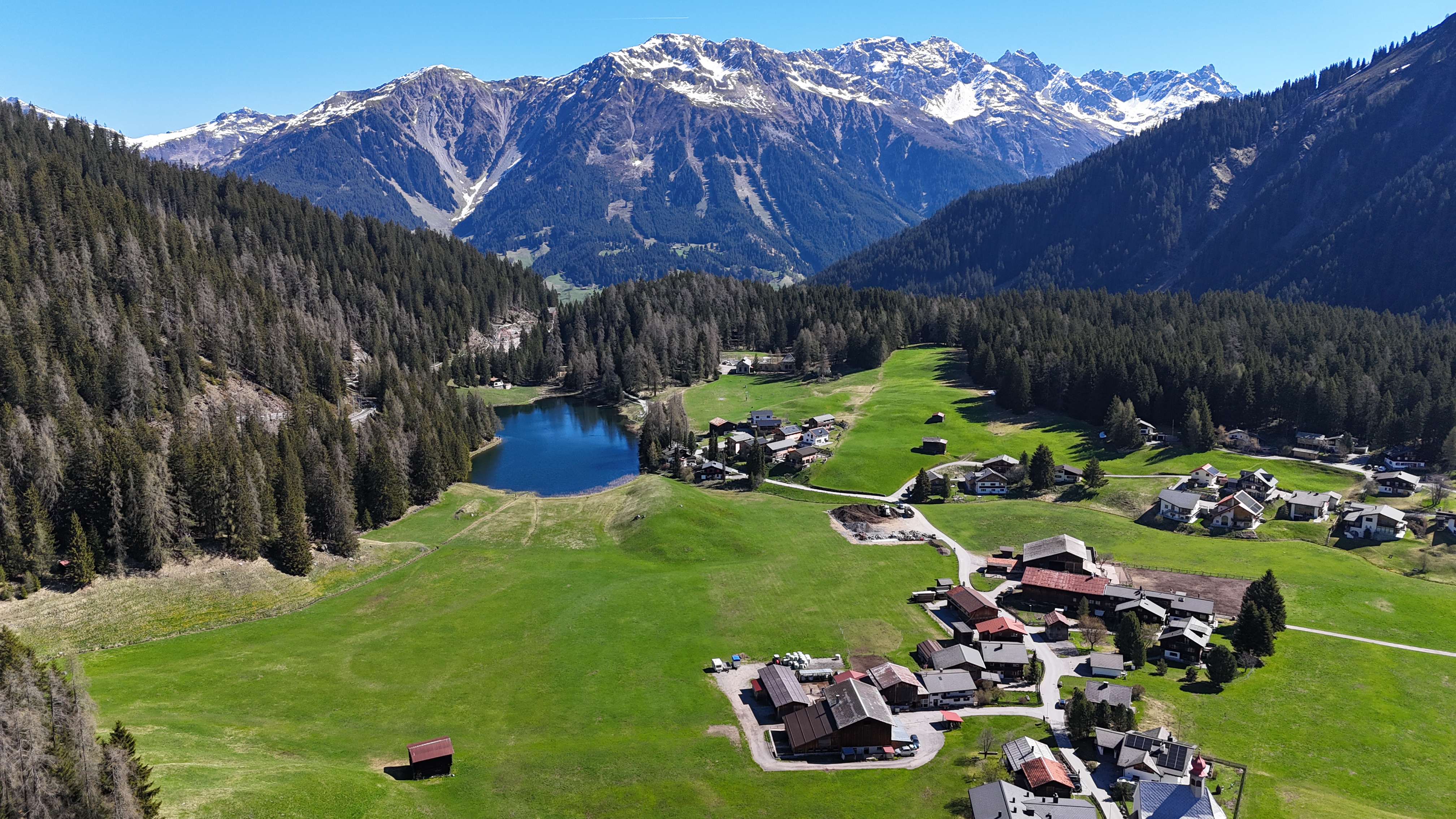 Davos-Laret und der Schwarzsee vor den Bergen aus der Luft