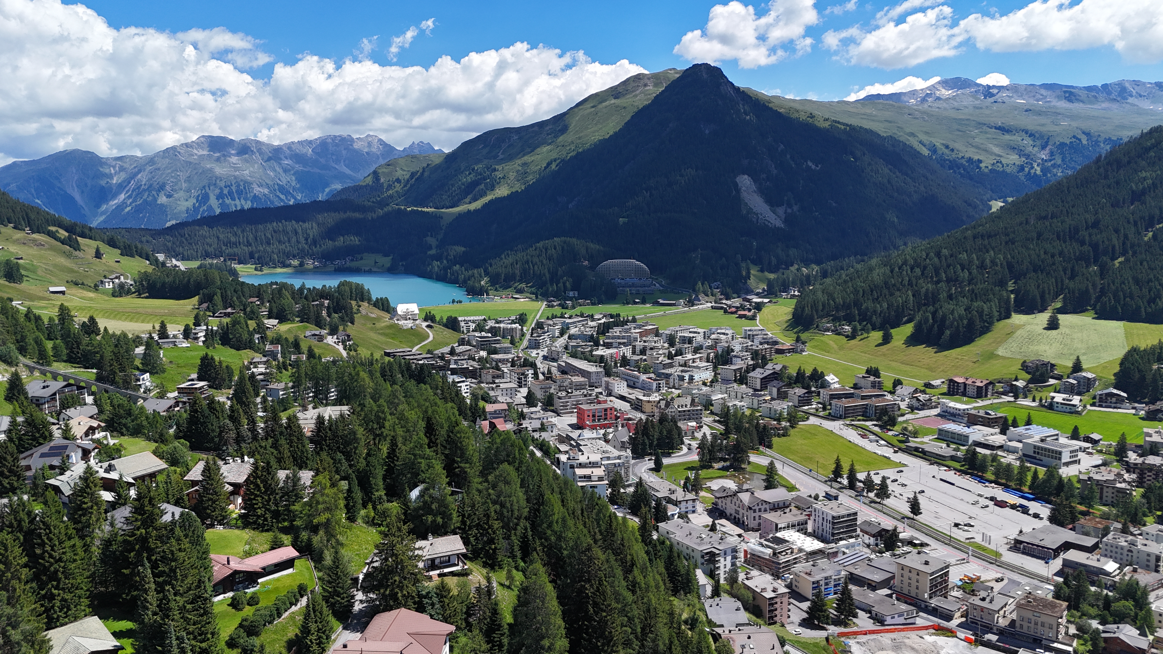Davos mit dem Davosersee und den Bergen aus der Luft