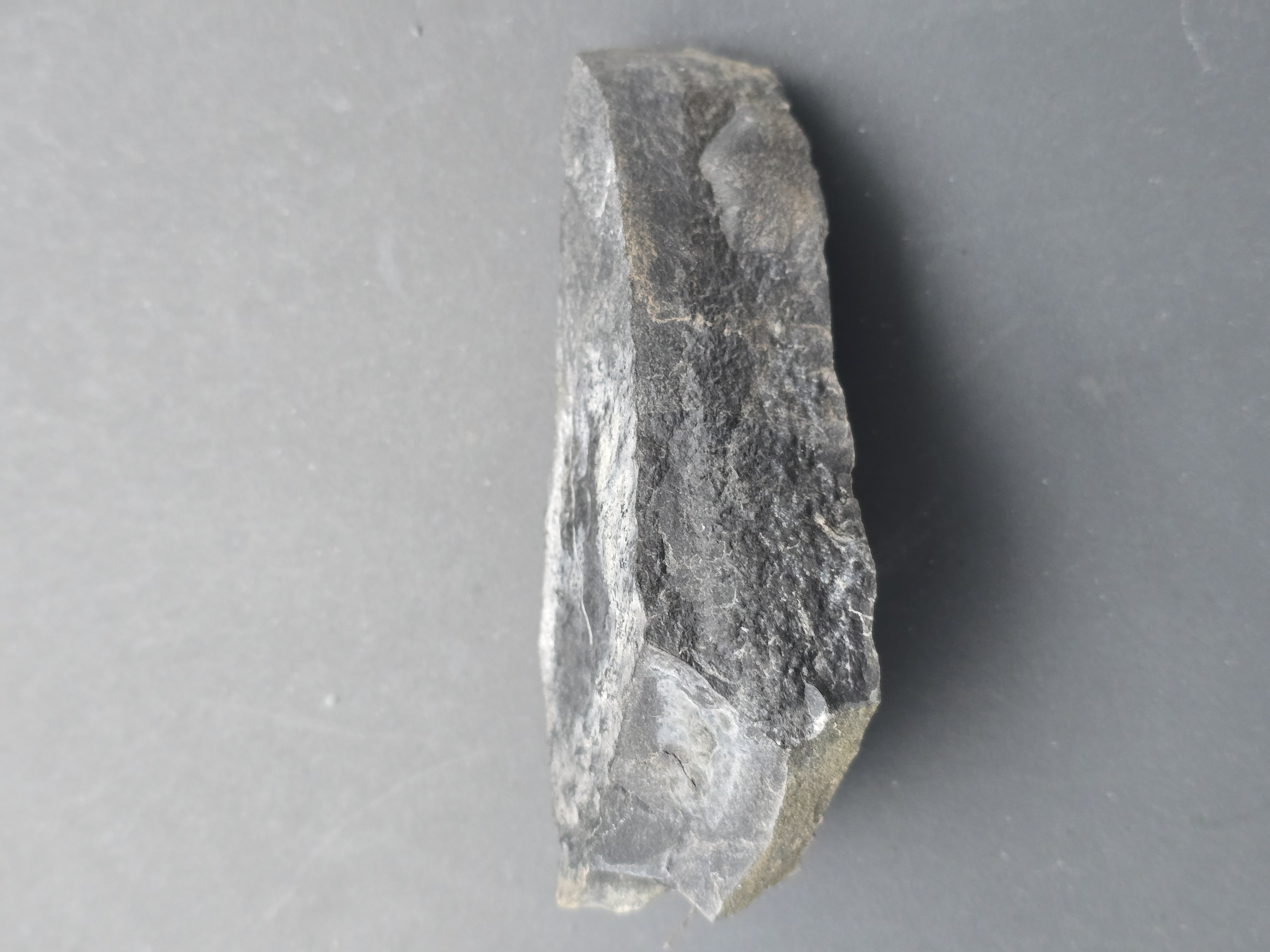Heller grauer, geschichteter Stein aus der Zügenschlucht