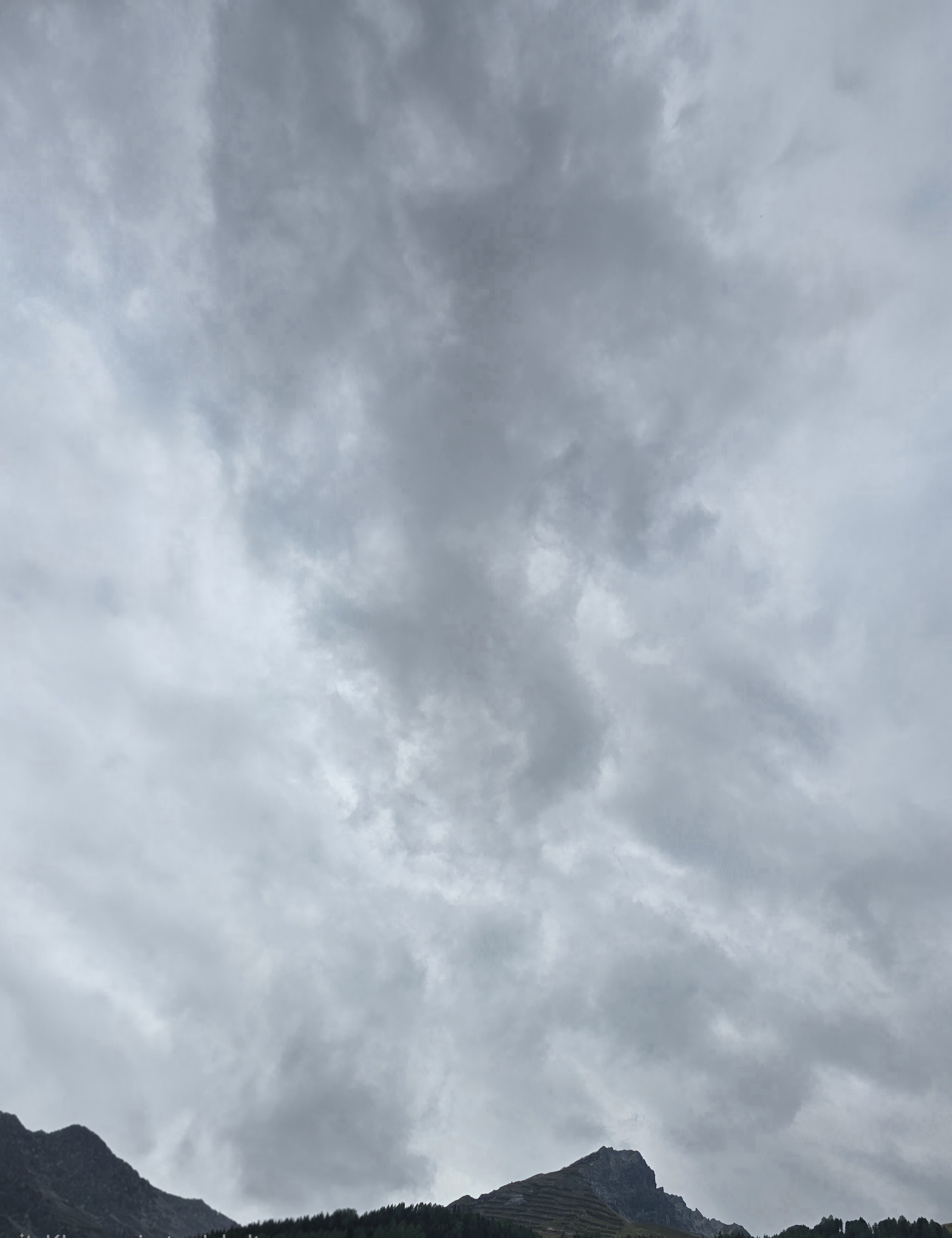 Der Himmel wirkt fast geschlossen. Unterschiedlich helle Wolkenlagen geben der grauen Fläche Tiefe.