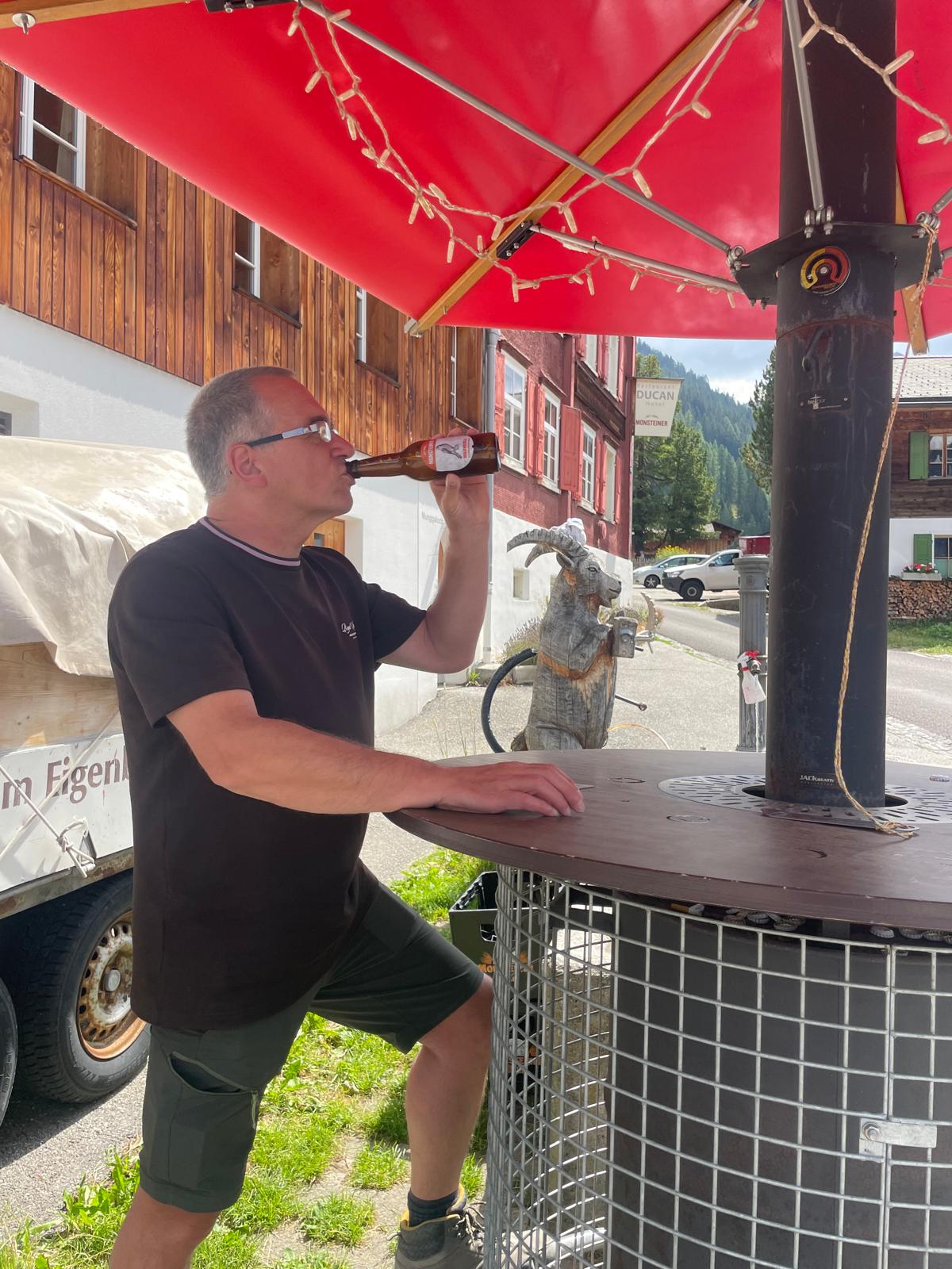 Jürgen probiert bei der Monsteiner Brauerei ein Bier
