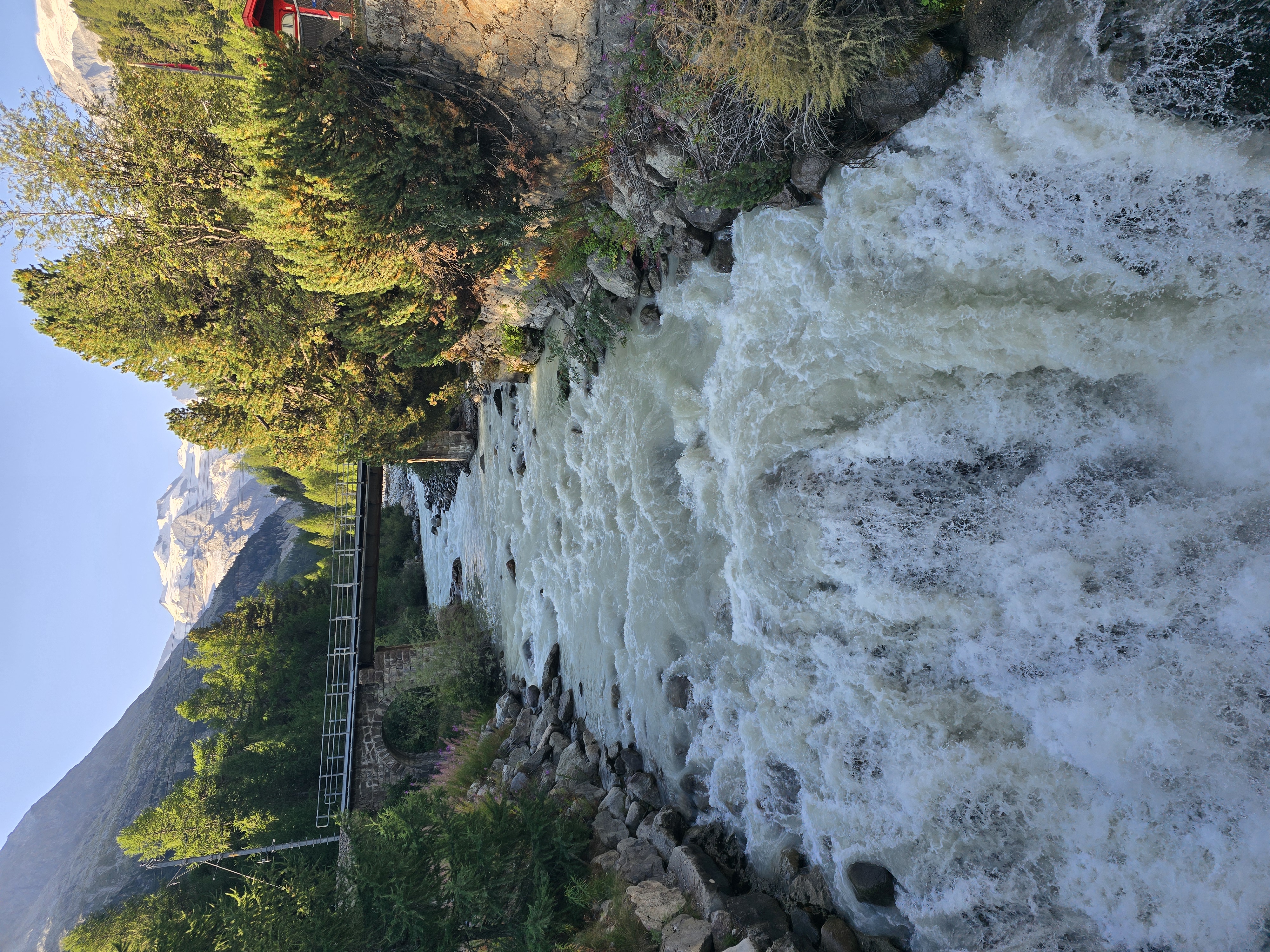 Tosender Gletscherbach unter einer Brücke bei Morteratsch
