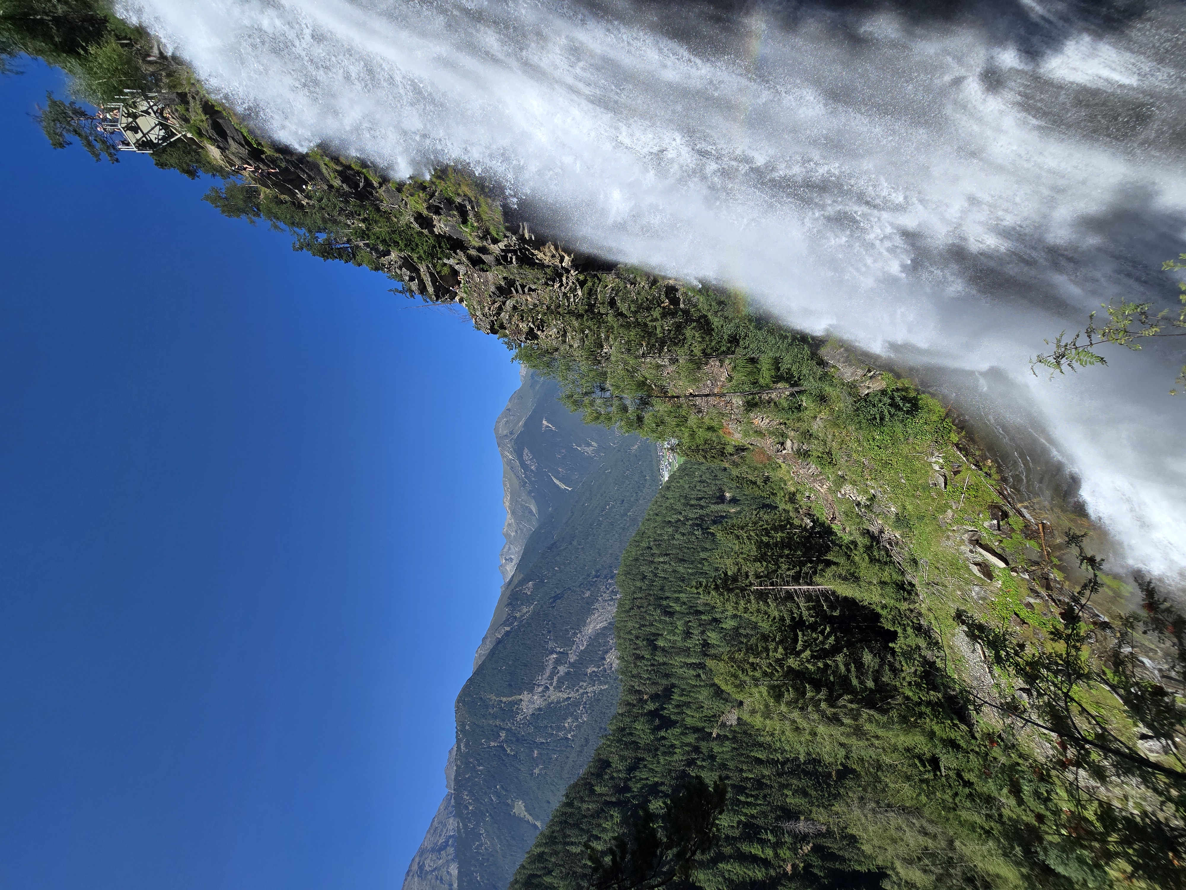 Stuibenfall mit Blick über die Berglandschaft des Ötztals