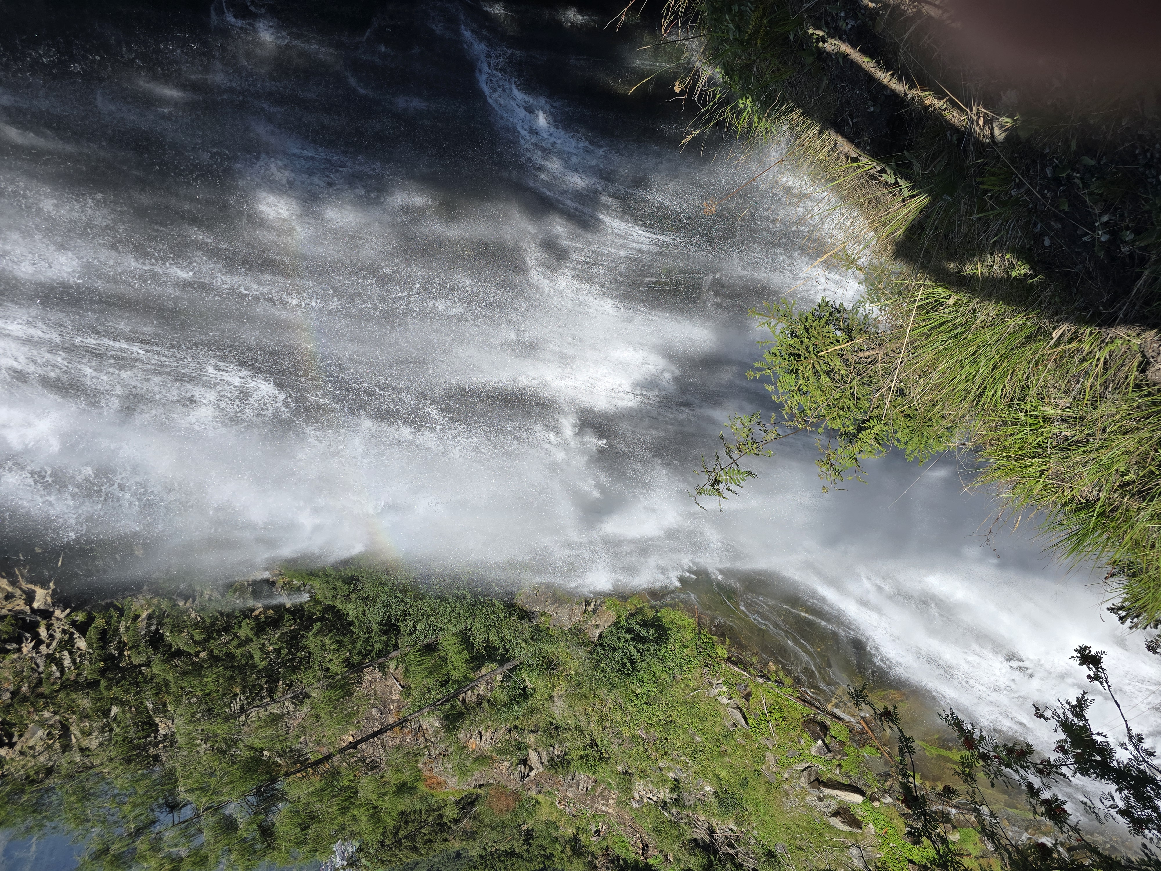 Wassermassen und Gischt am Stuibenfall